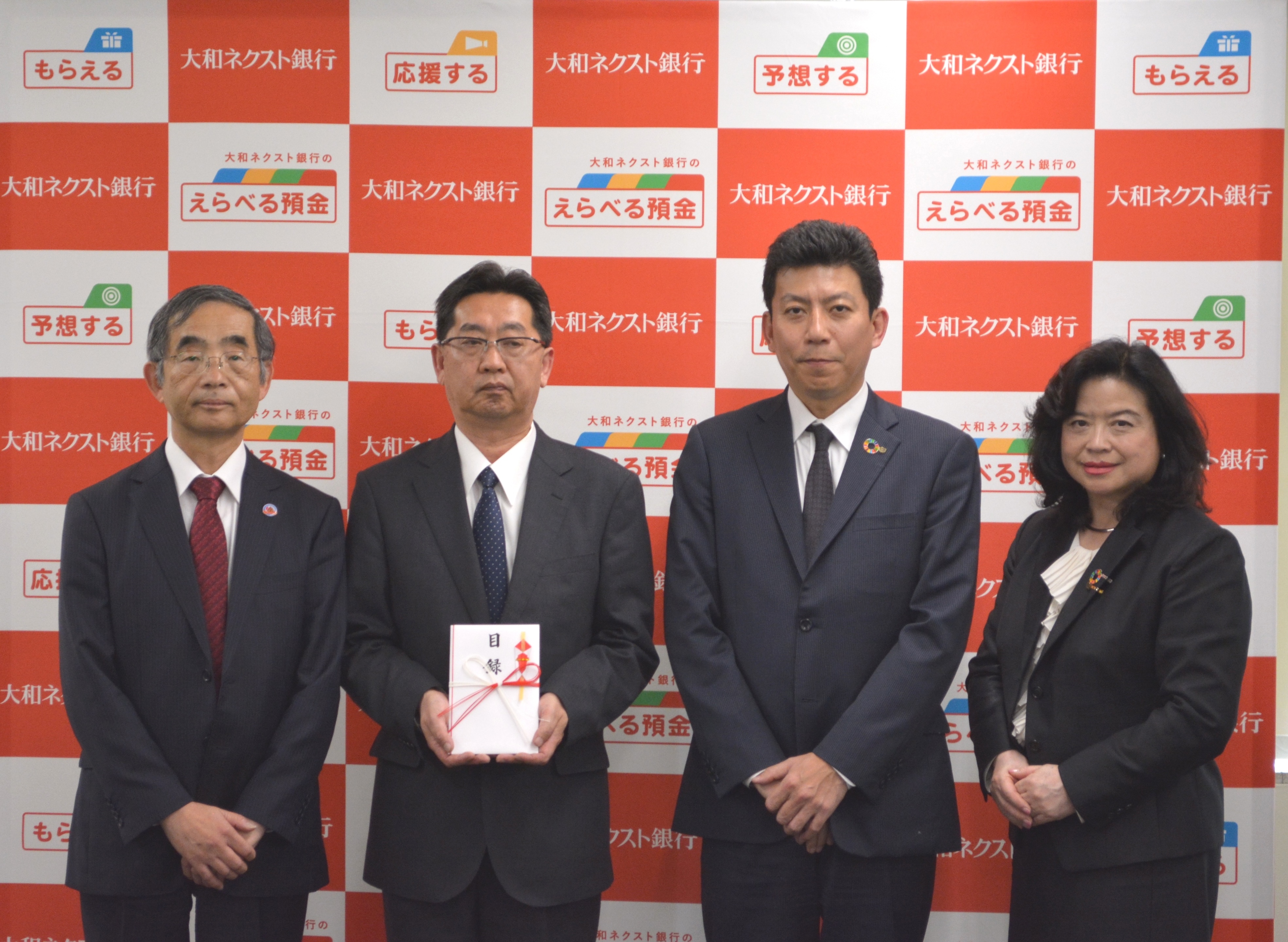 茨城県児童福祉施設協議会　大谷会長（中央左）茨城県共同募金会　山口常務理事（左）大和証券水戸支店　西支店長（中央右）大和ネクスト銀行　齊藤専務（右）