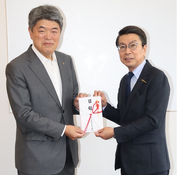 寄付金贈呈式の様子